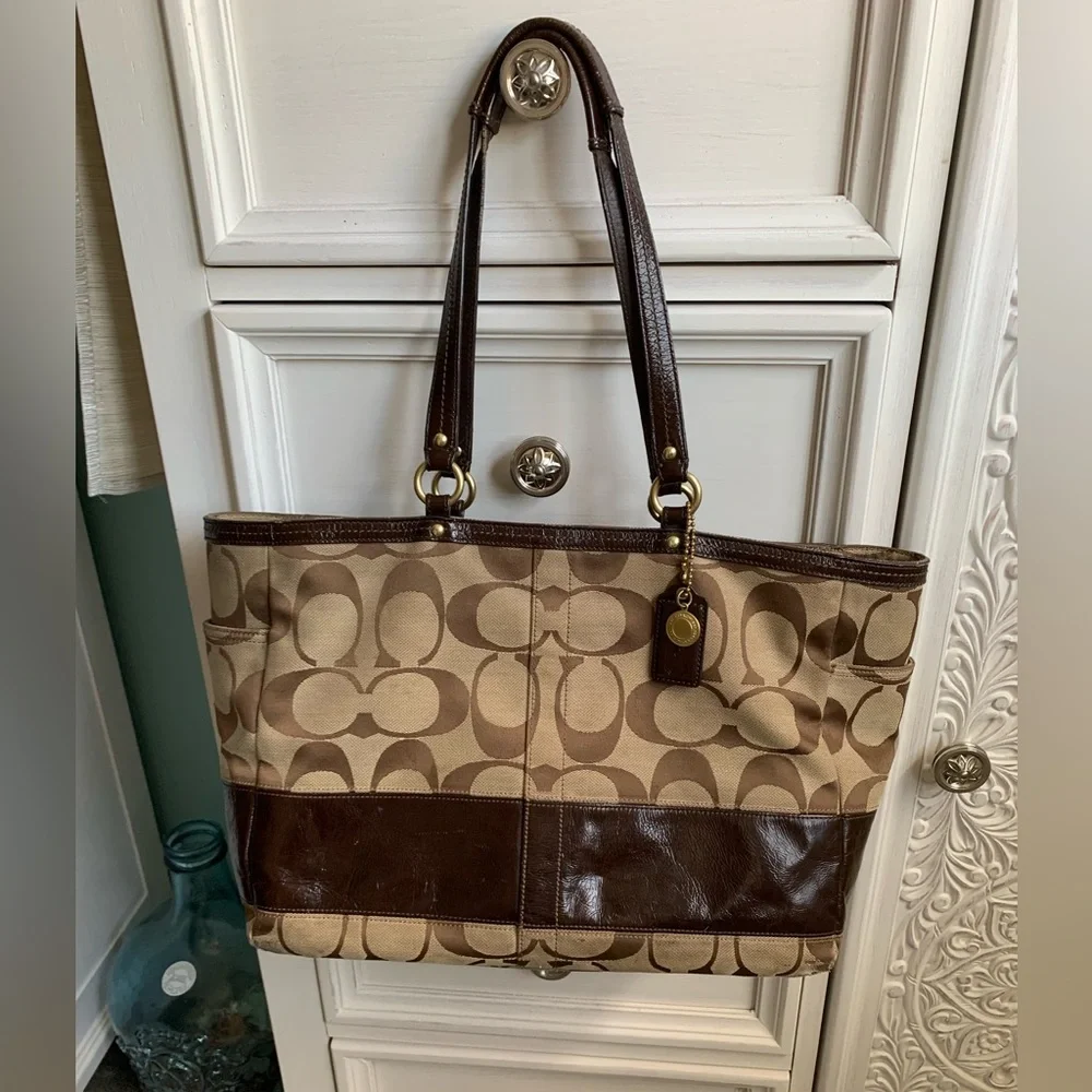 Vintage Coach Tote and or Diaper Bag 7 pockets inside, 2 outside slots & zipper - Picture 4 of 17